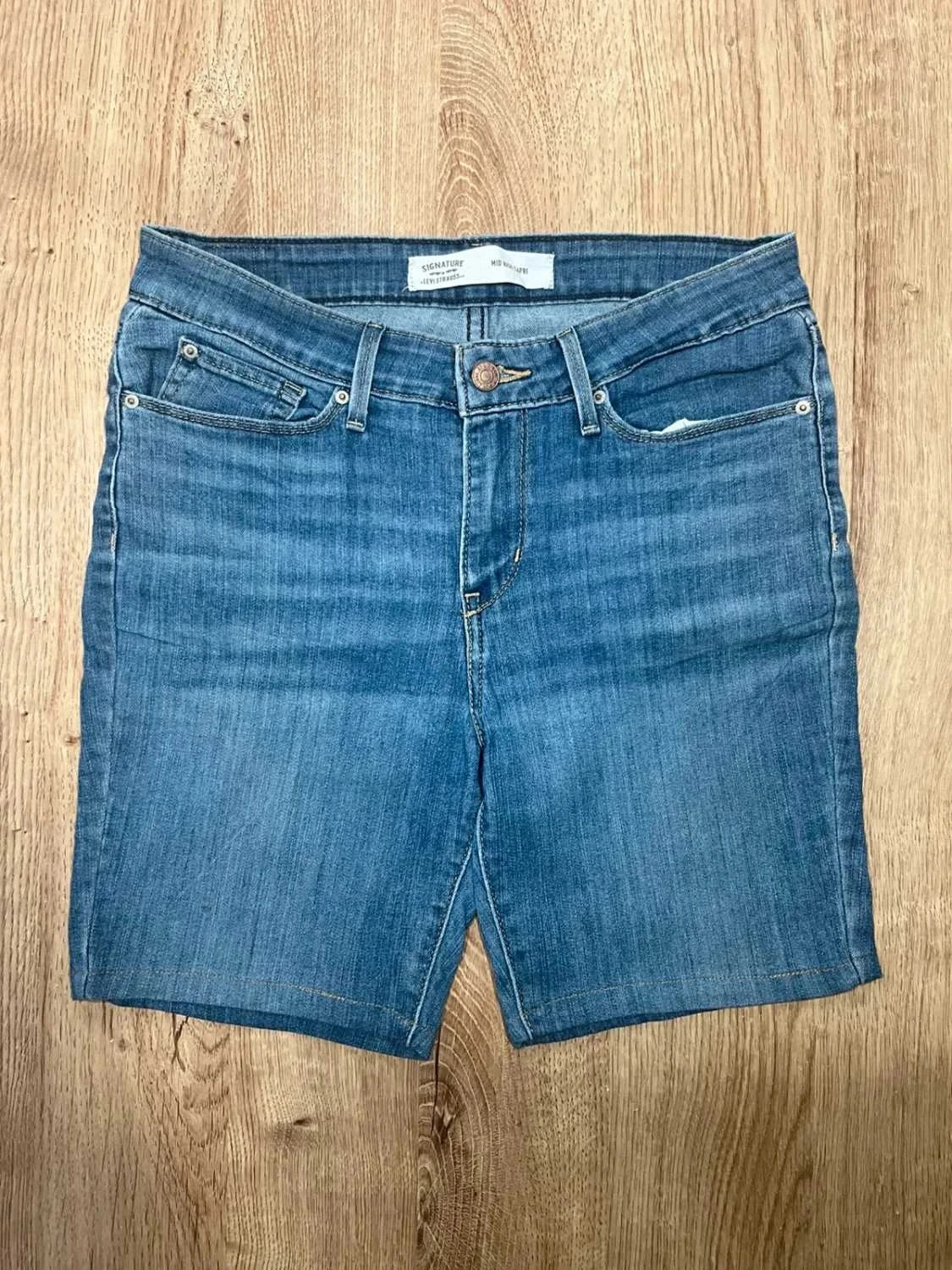 Short Levi's Mid Rise Capri Taille 6 W28 Vintage Bleu Slv 024 – photo 2